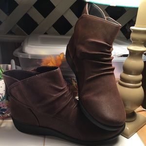 Clarks booties sz 8 brown Sillian Sway
